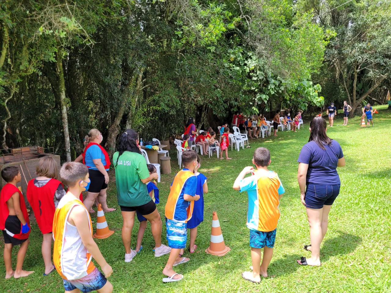 Gincana com crianças e monitoras da Tia Lisi ao ar livre