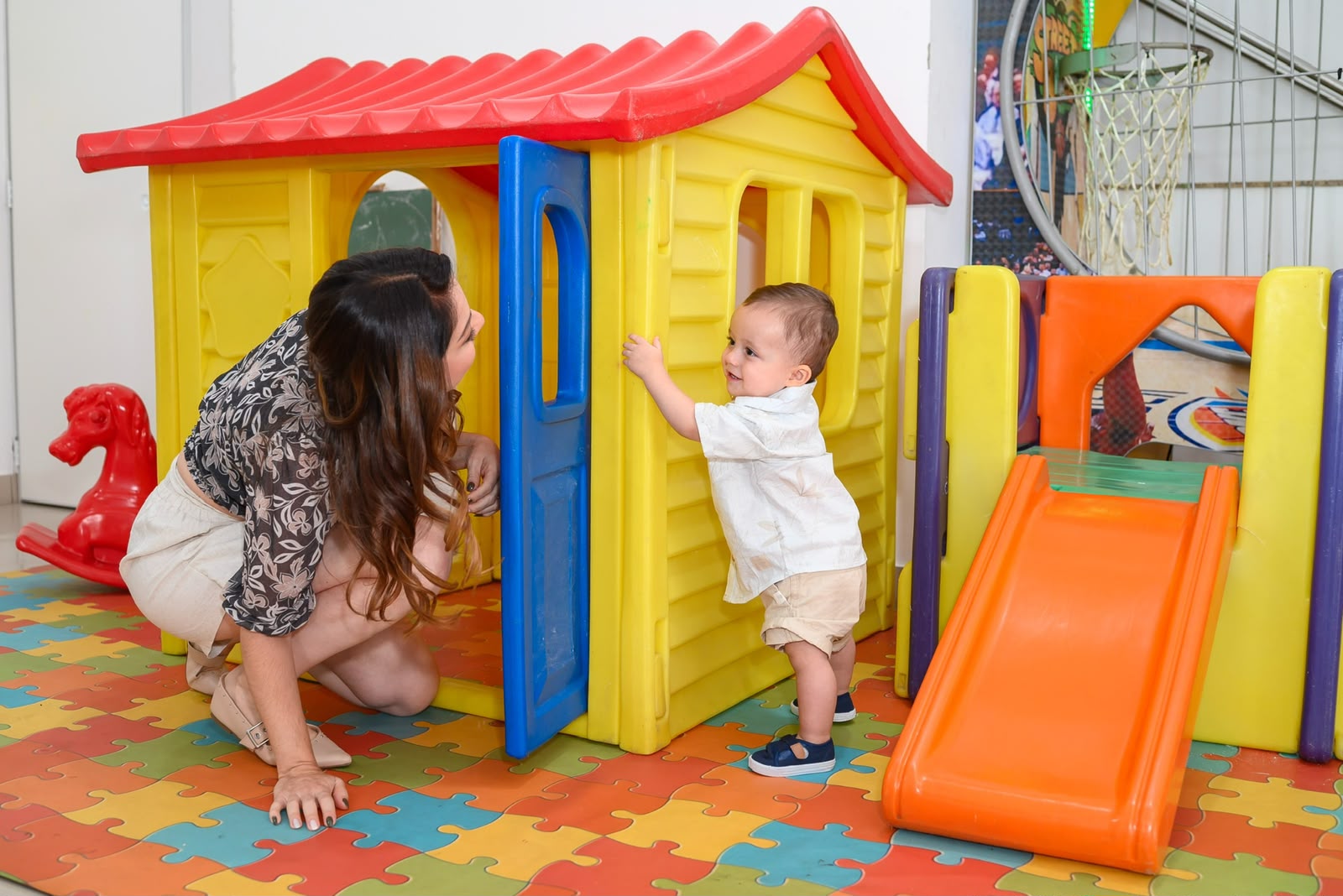 Espaço baby com casinha, escorregador e tapete de EVA