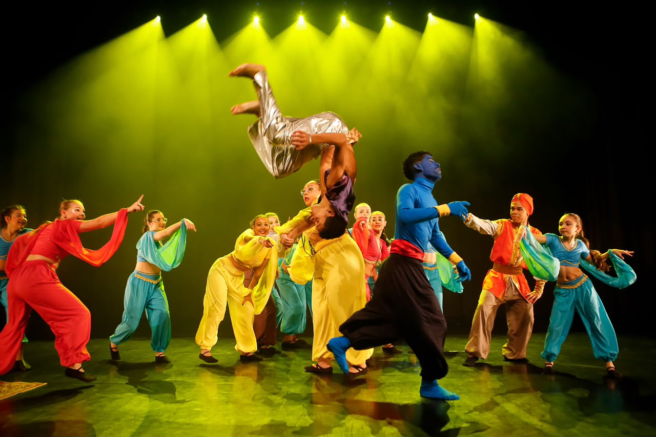 Grupo de dançarinos em coreografia teatral no palco
