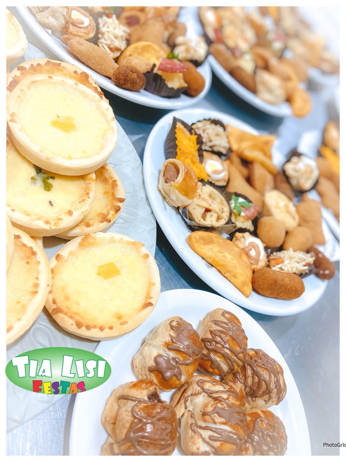 Mesa de buffet com esfirras, salgados e doces da casa
