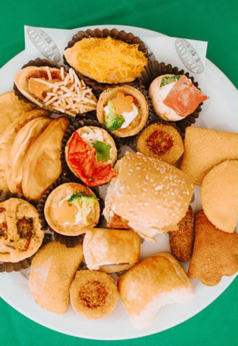 Bandeja com salgados variados, mini hambúrguer e canapés