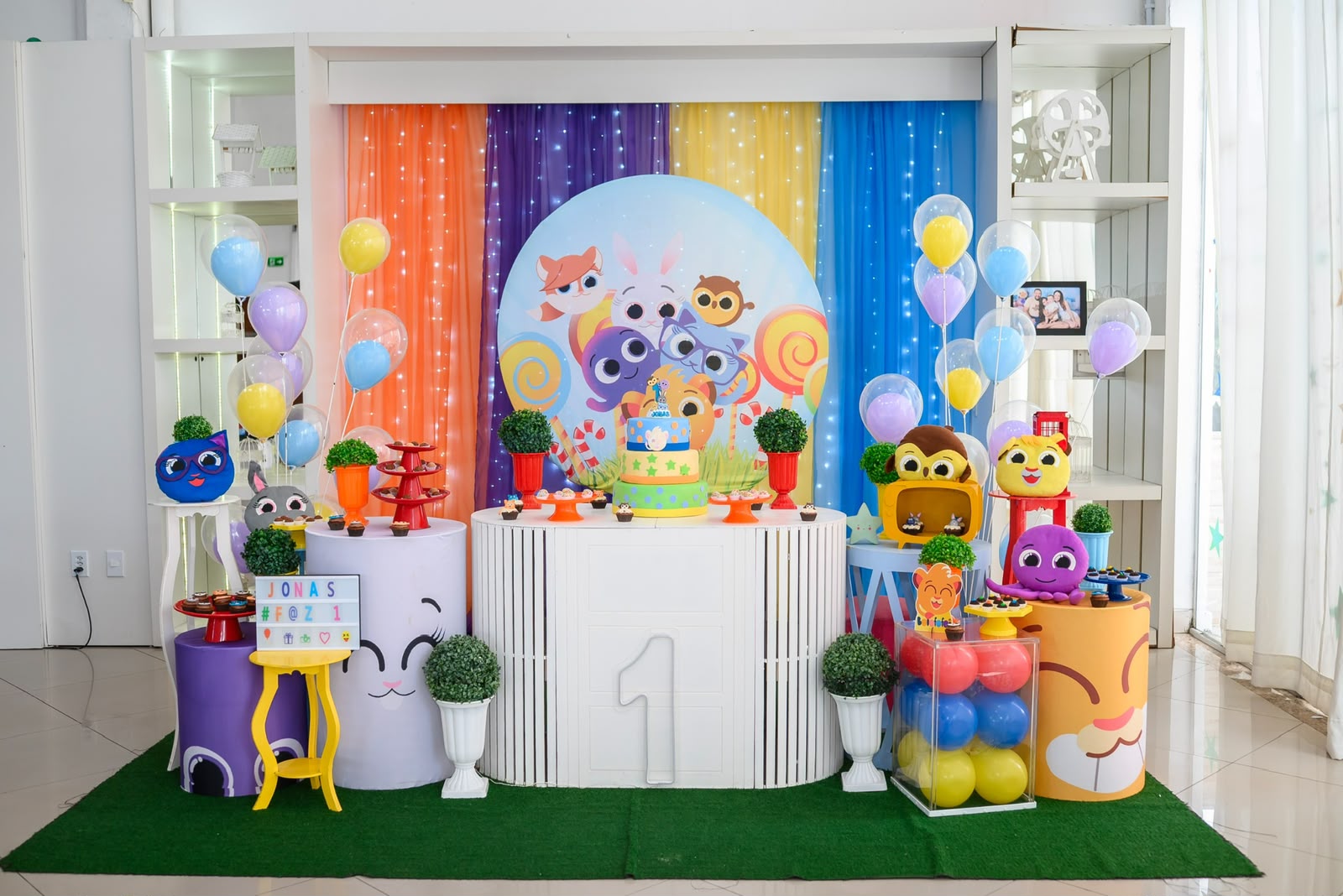 Decoração temática de aniversário com balões e bolo