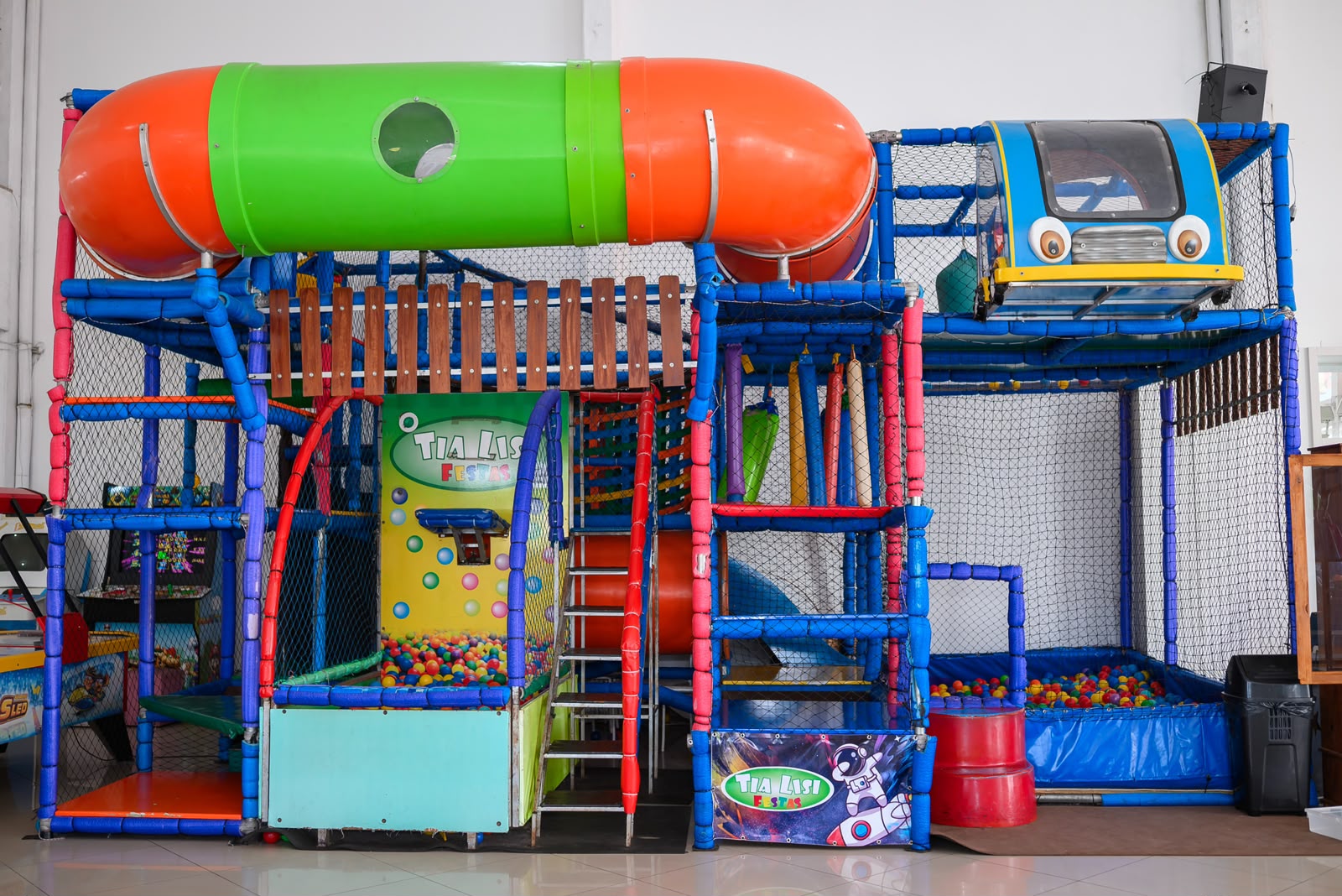 Playground com escorregador, piscina de bolinhas e tubos