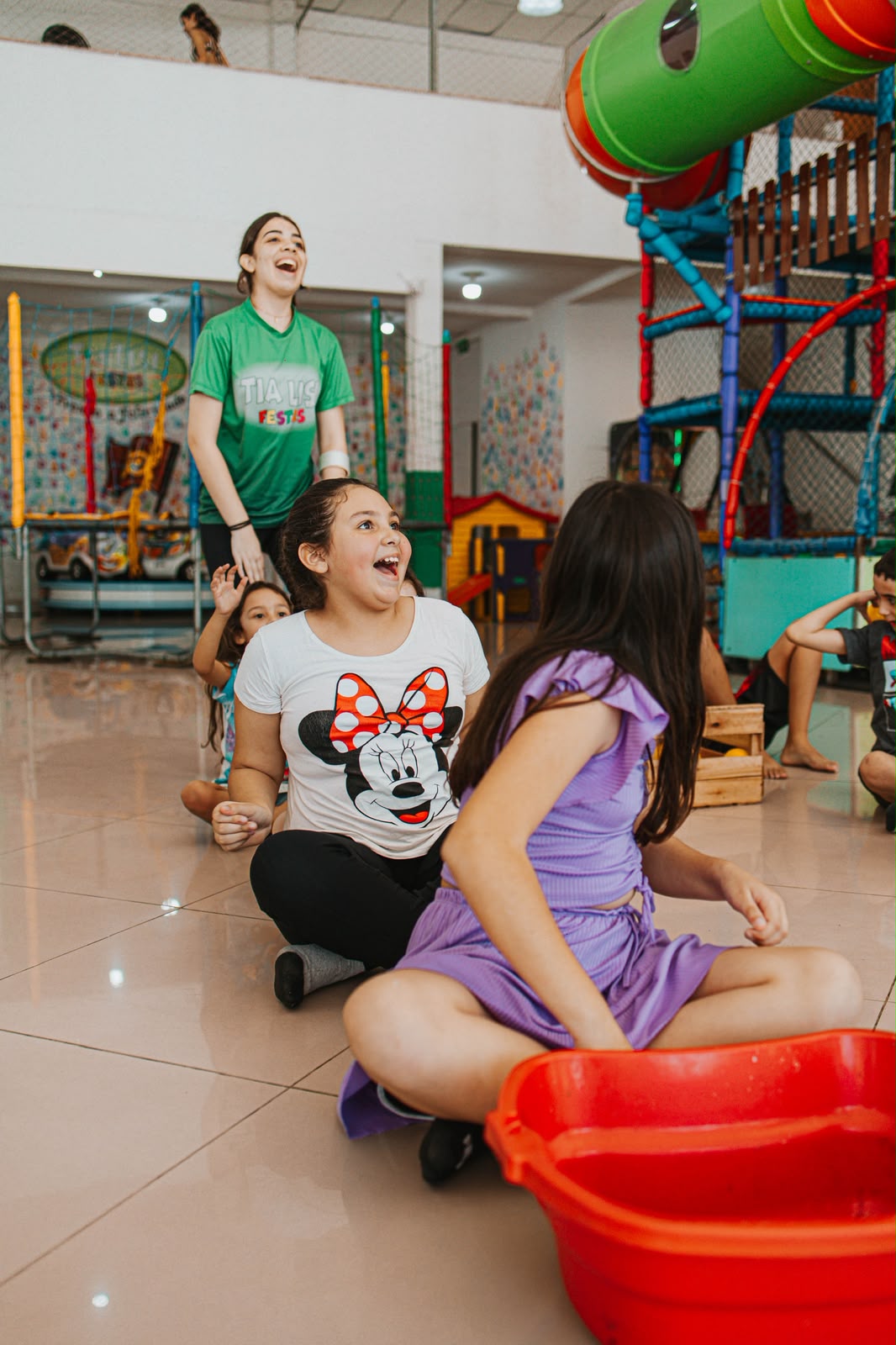 Recreação com monitora e crianças brincando
