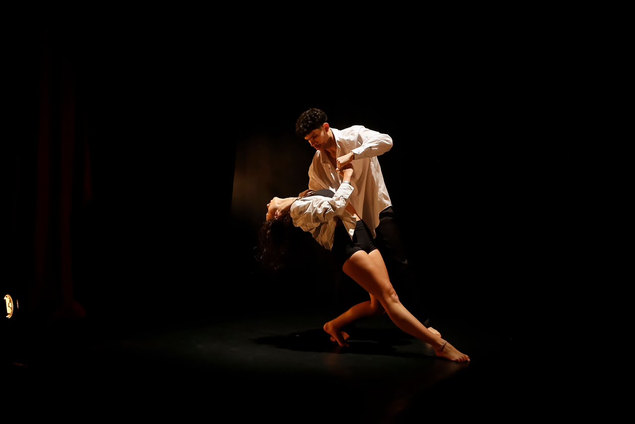 Dupla de dança contemporânea no palco