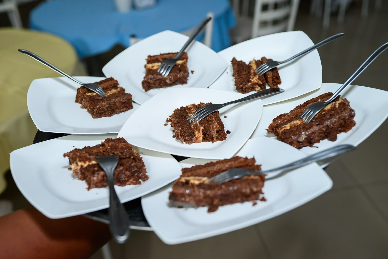 Buffet com fatias de bolo servidas aos convidados
